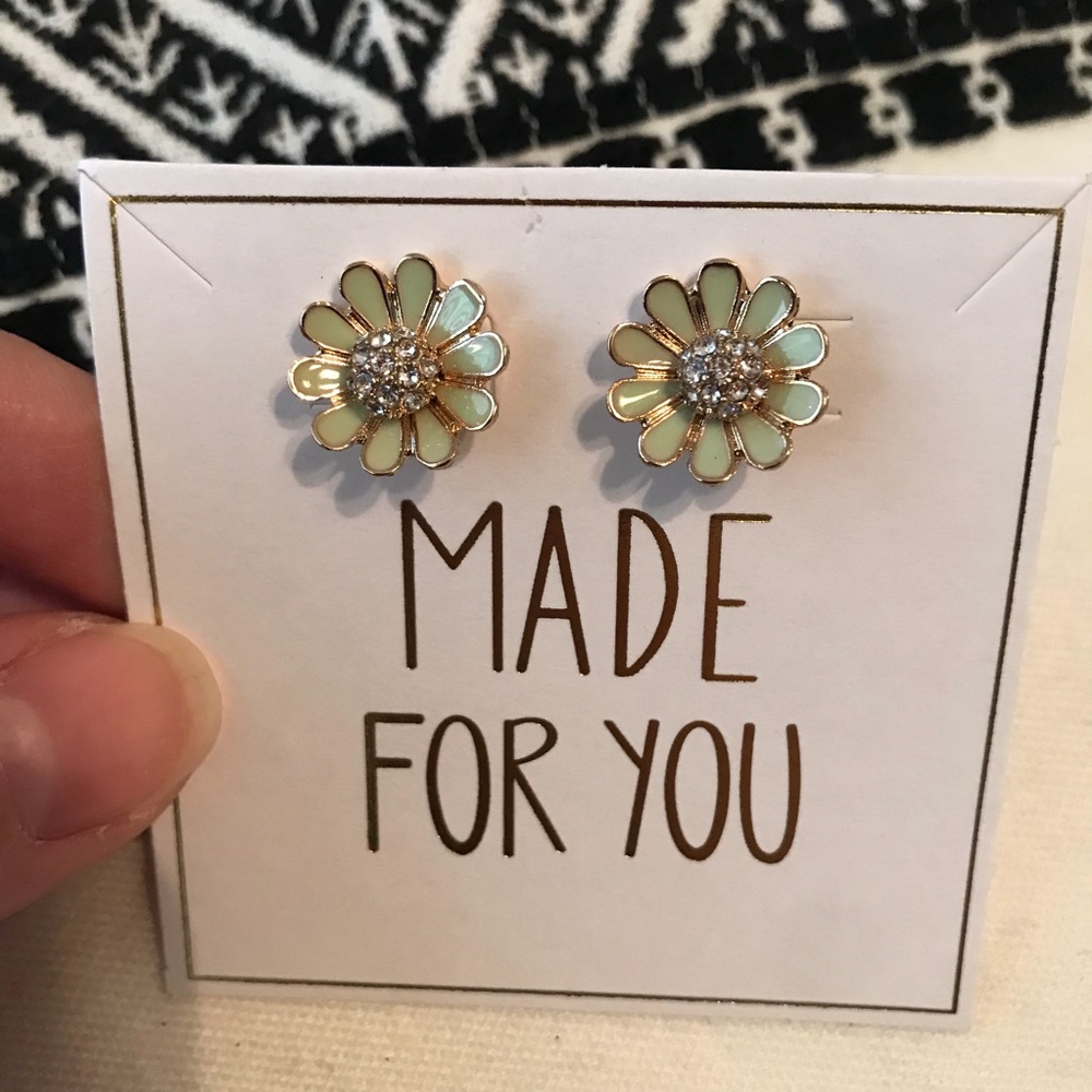 🎁 Green Flower Stud Earrings with Gold Tone NEW